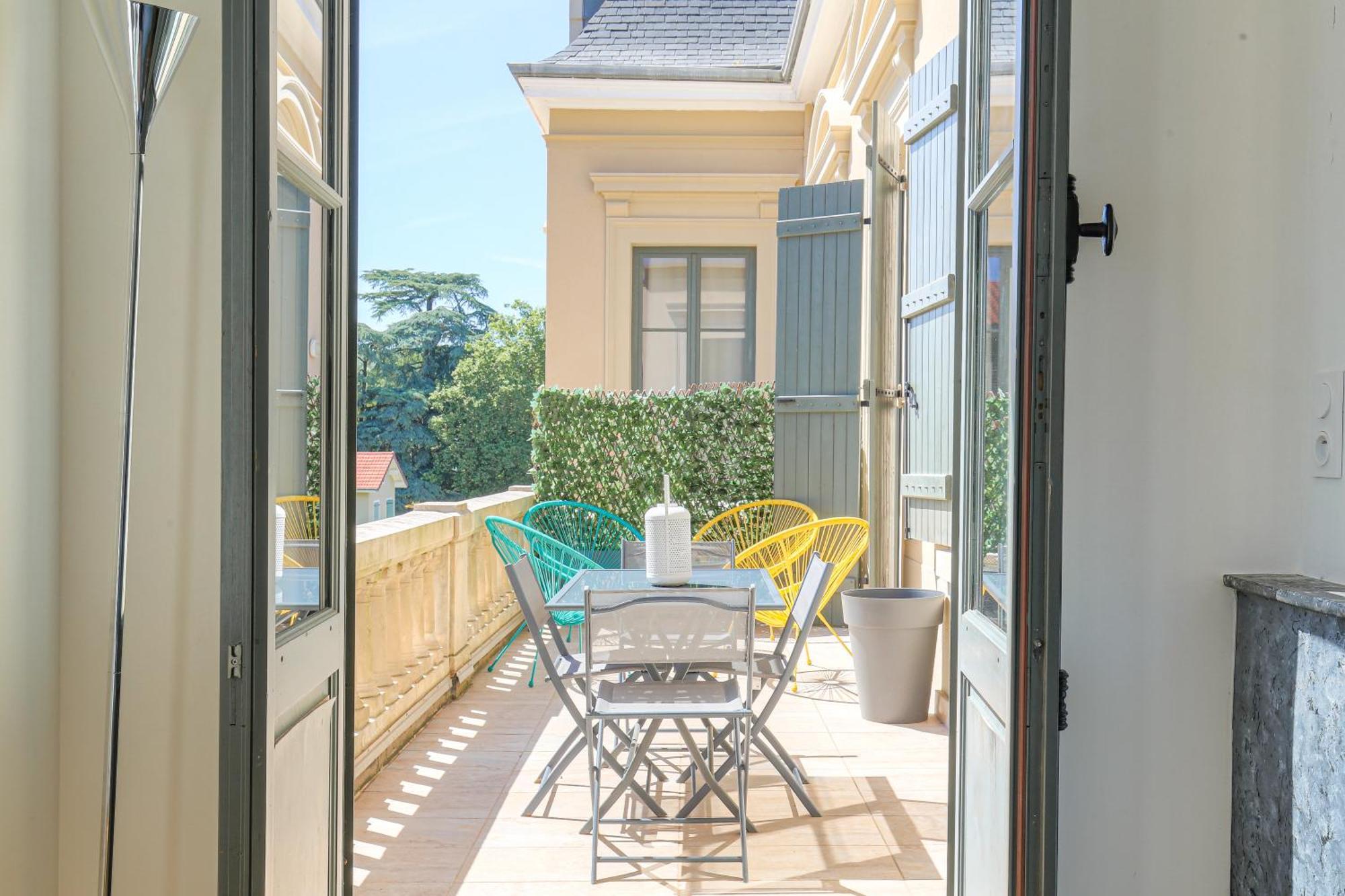 Chateau Ecully - Appartement 2 Chambres - Terrasse & Parking Екстериор снимка