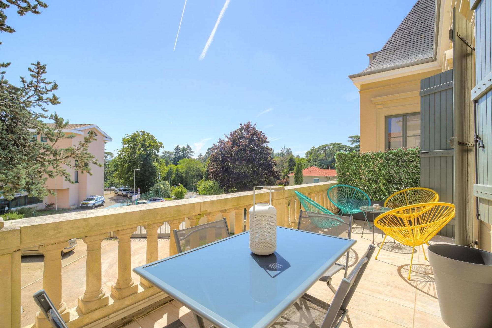 Chateau Ecully - Appartement 2 Chambres - Terrasse & Parking Екстериор снимка