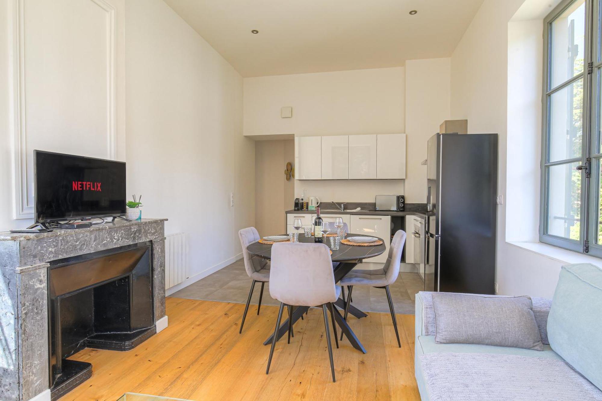 Chateau Ecully - Appartement 2 Chambres - Terrasse & Parking Екстериор снимка