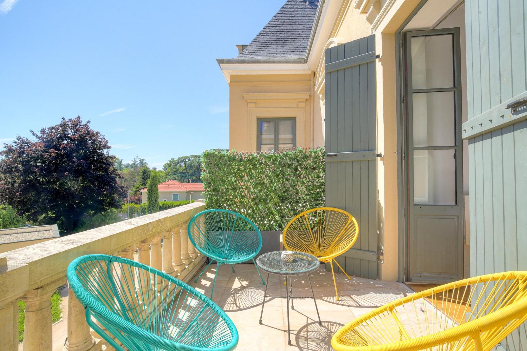 Chateau Ecully - Appartement 2 Chambres - Terrasse & Parking Екстериор снимка