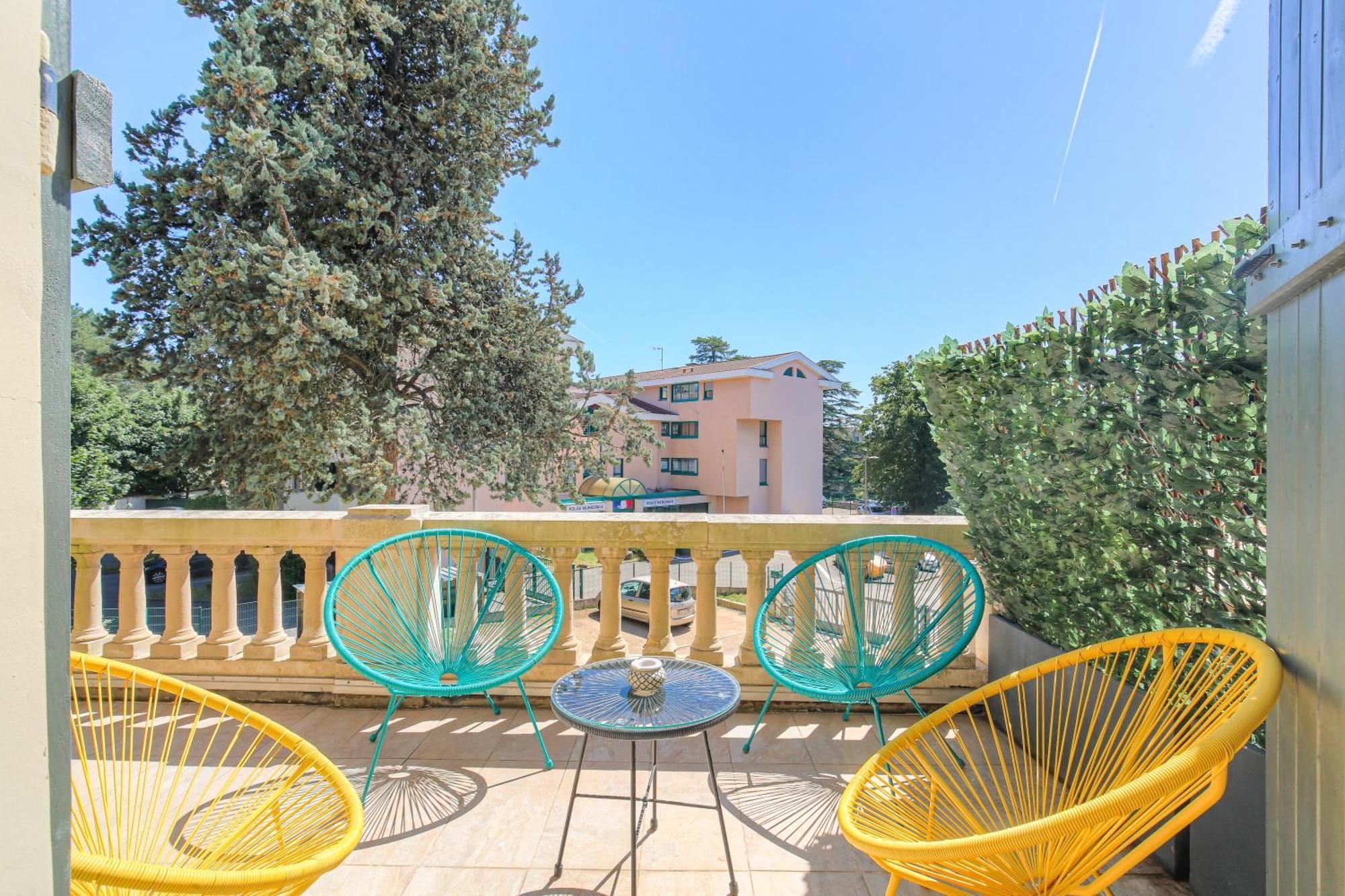 Chateau Ecully - Appartement 2 Chambres - Terrasse & Parking Екстериор снимка