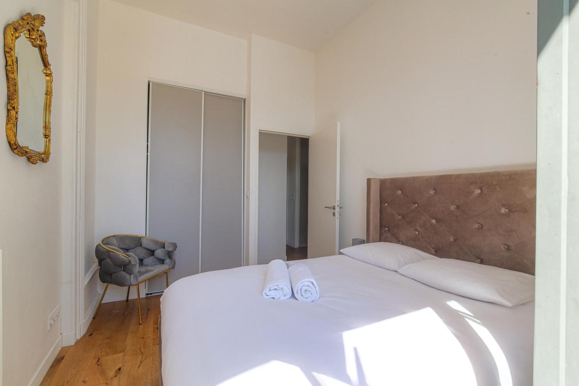 Chateau Ecully - Appartement 2 Chambres - Terrasse & Parking Екстериор снимка