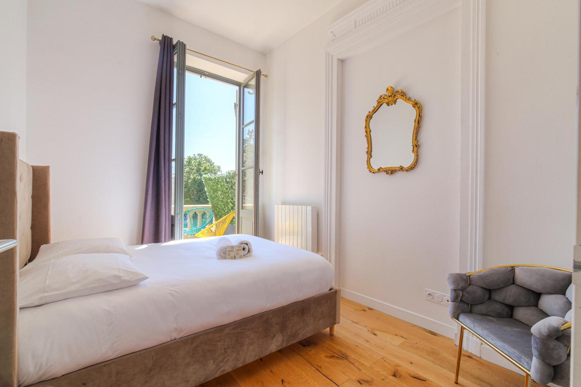 Chateau Ecully - Appartement 2 Chambres - Terrasse & Parking Екстериор снимка