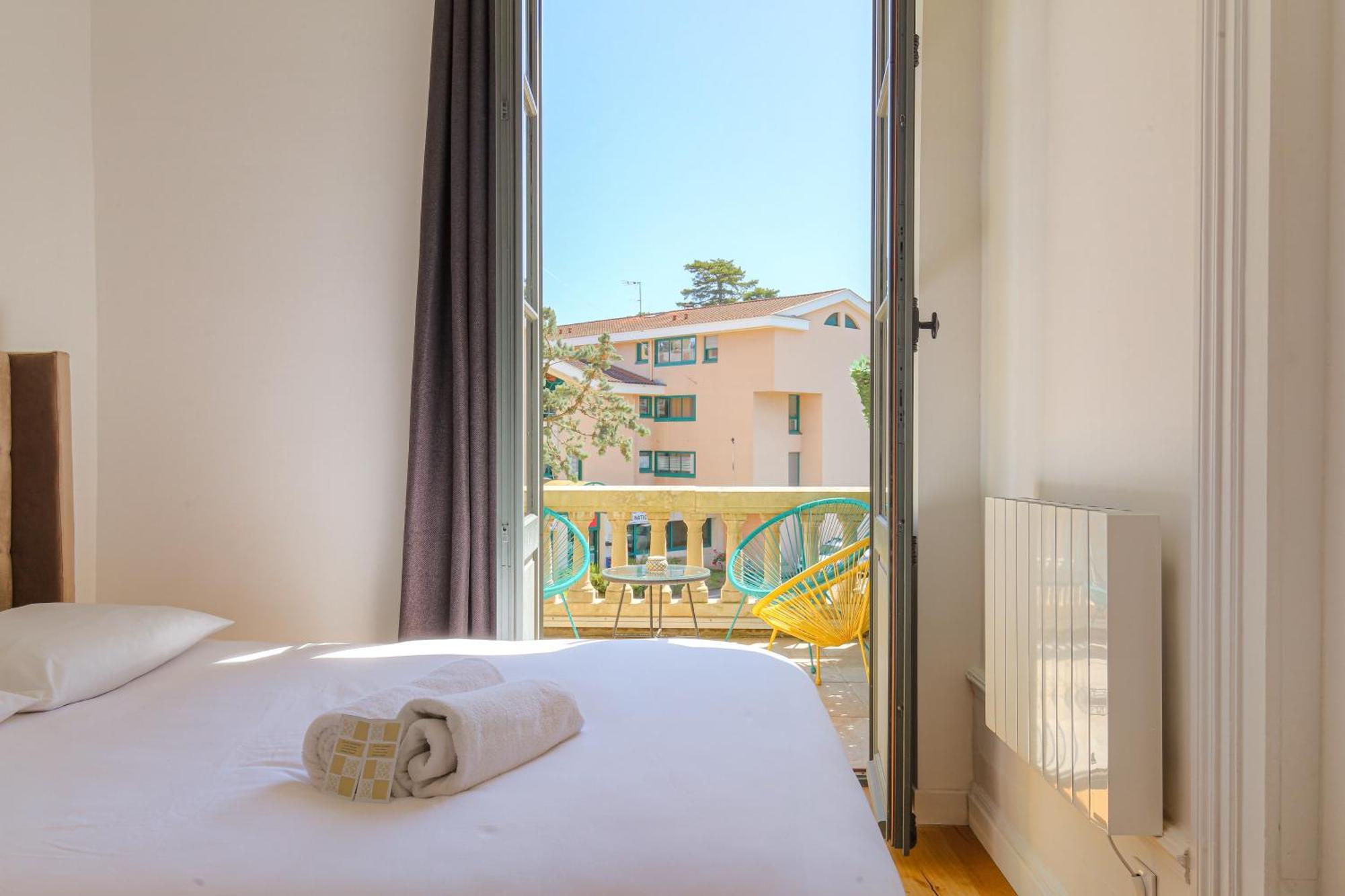 Chateau Ecully - Appartement 2 Chambres - Terrasse & Parking Екстериор снимка