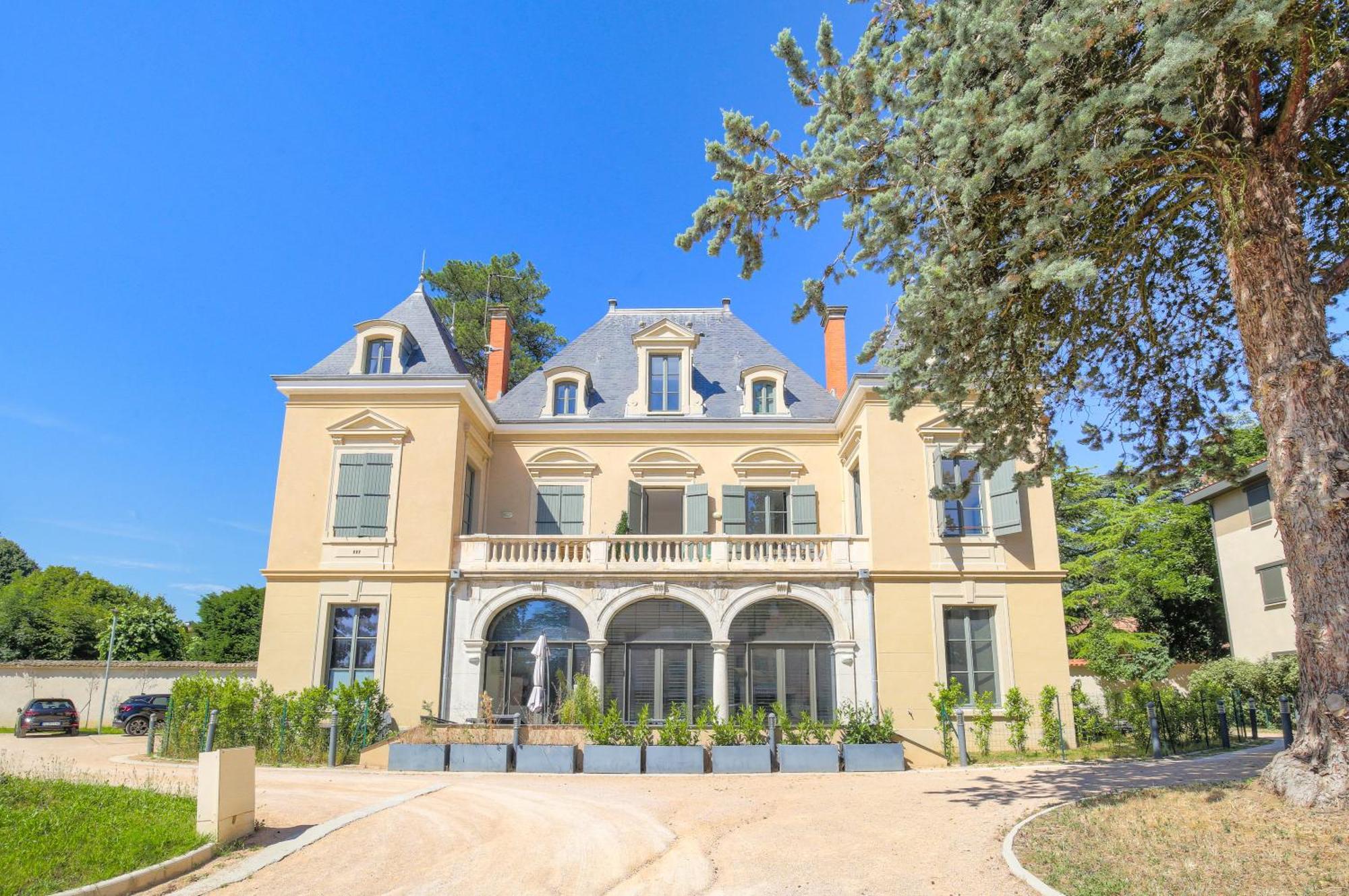Chateau Ecully - Appartement 2 Chambres - Terrasse & Parking Екстериор снимка